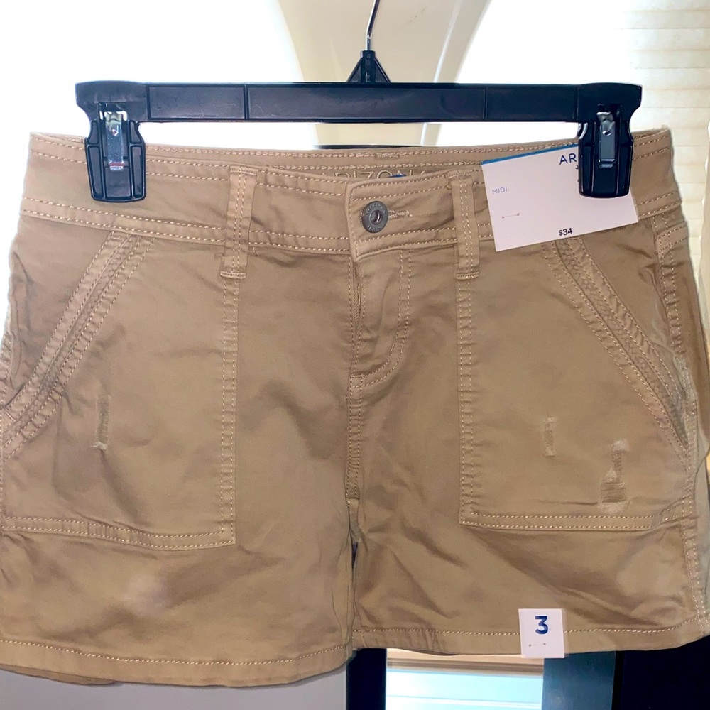 JR’s size 3 NWT Arizona khaki shorts